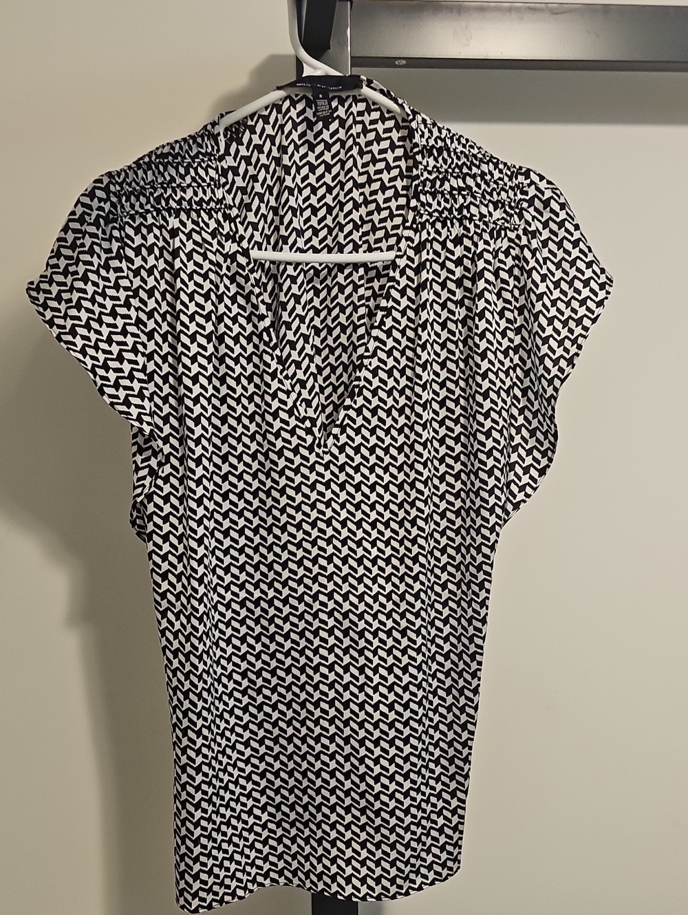 White House Black Market Black & White Geometric V-Neck Short Sleeve Top